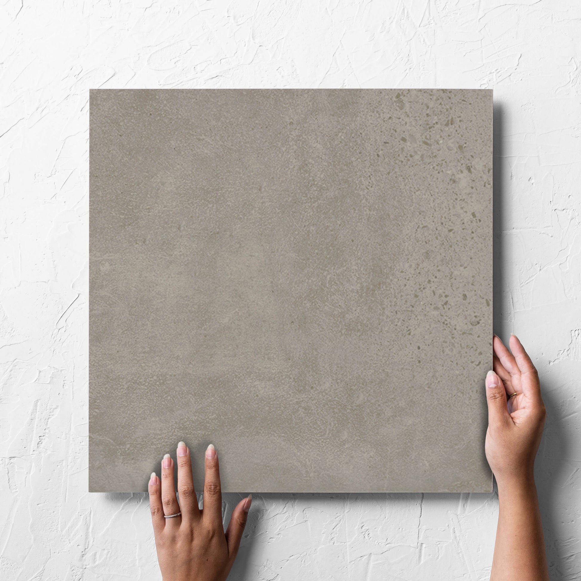 New York Beige In/Out 450x450mm hand 3