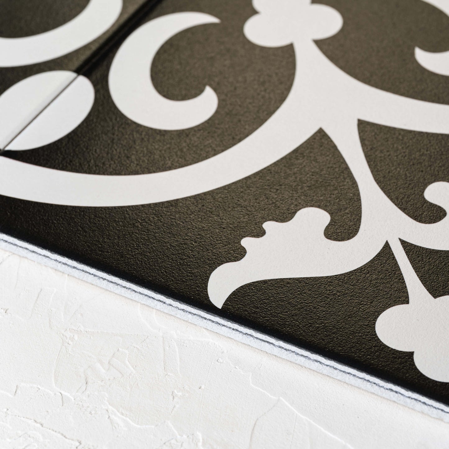 Picasso Crest Black 200x200mm