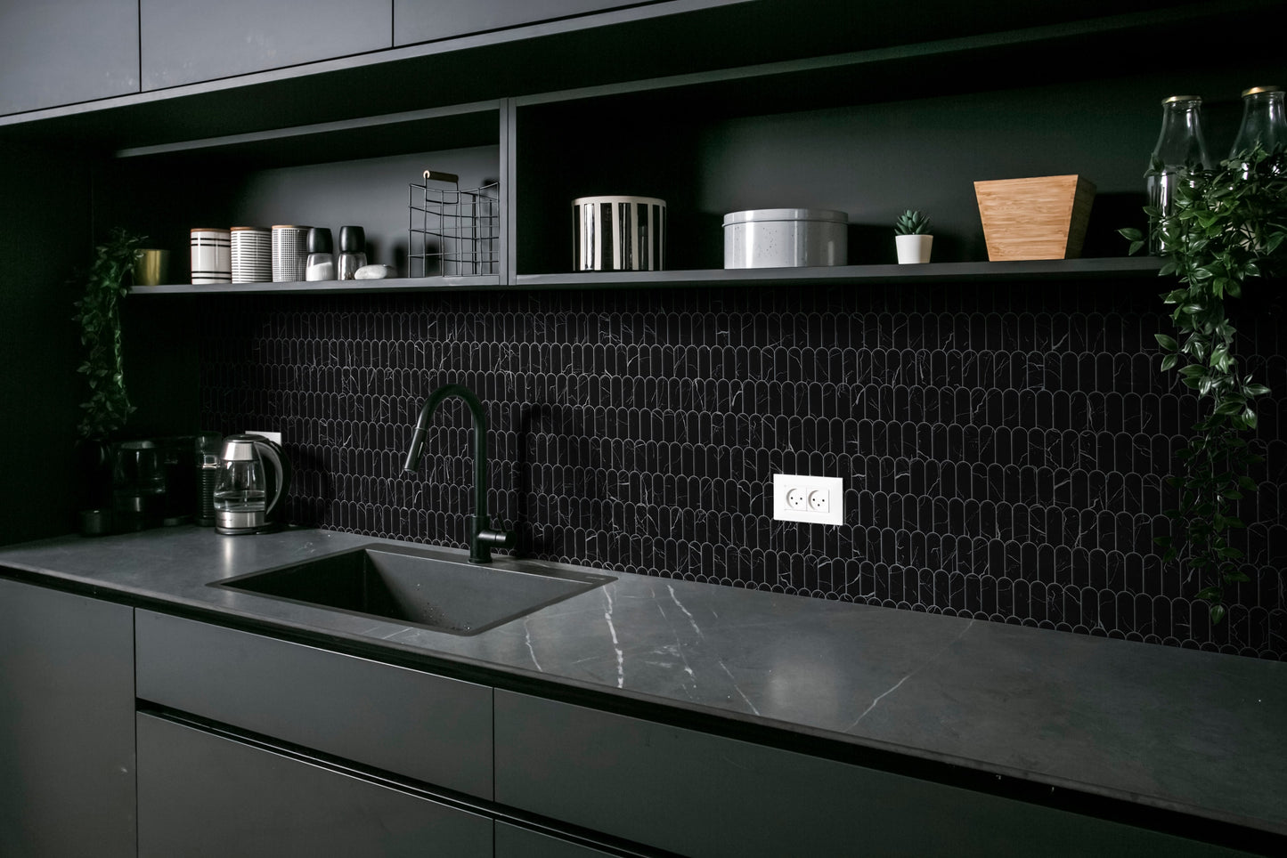Boutique Nero Marquina Recycled Glass Feather 28X73Mm 258x298mm