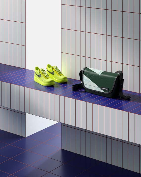 VitrA Color2.0 Midnight Blue, White mosaic bench detail
